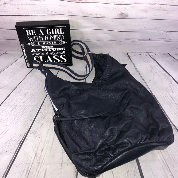 Marc Jacobs Handbags - Marc Jacobs navy xl slug bag